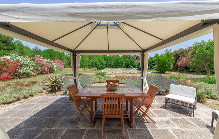 la pagghiara masseria specchiulla arredo esterno